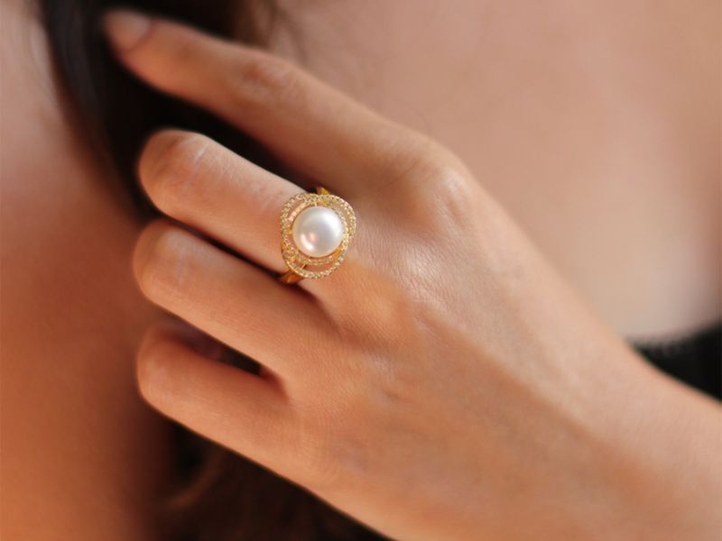 Model wearing marette yellow gold plated pearl ring