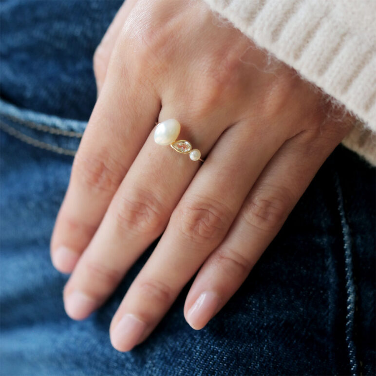 6mm white baroque freshwater pearl 3mm white button freshwater pearl white topaz 9ct yellow gold ring