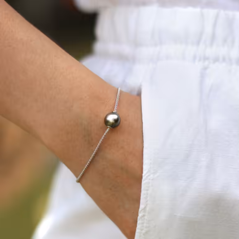 Model wearing tahitian pearl bracelet in silver