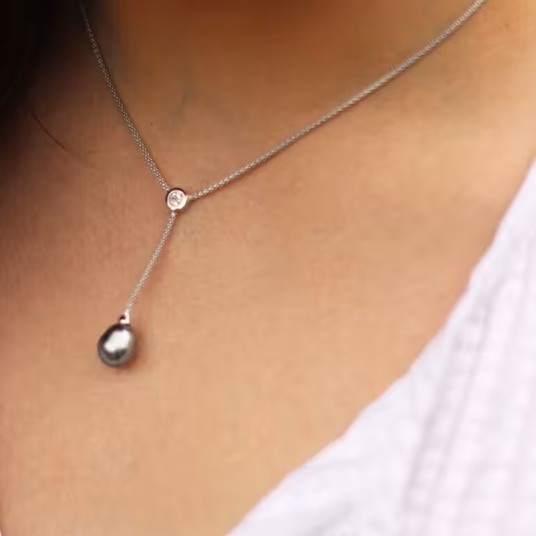 Model wearing Jersey Pearl Tahitian Pearl Silver Rope Necklace