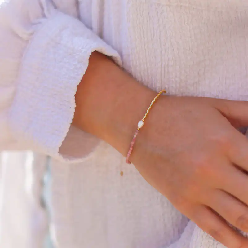 white 4mm oval freshwater pearl rhodocrosite stone drawstring bracelet with white and yellow gold coloured beads