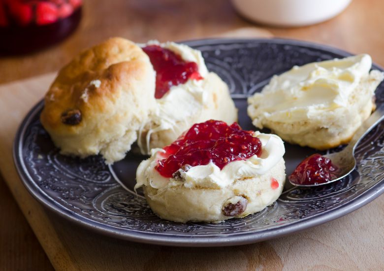 photo of take away cream tea to be enjoyed at home