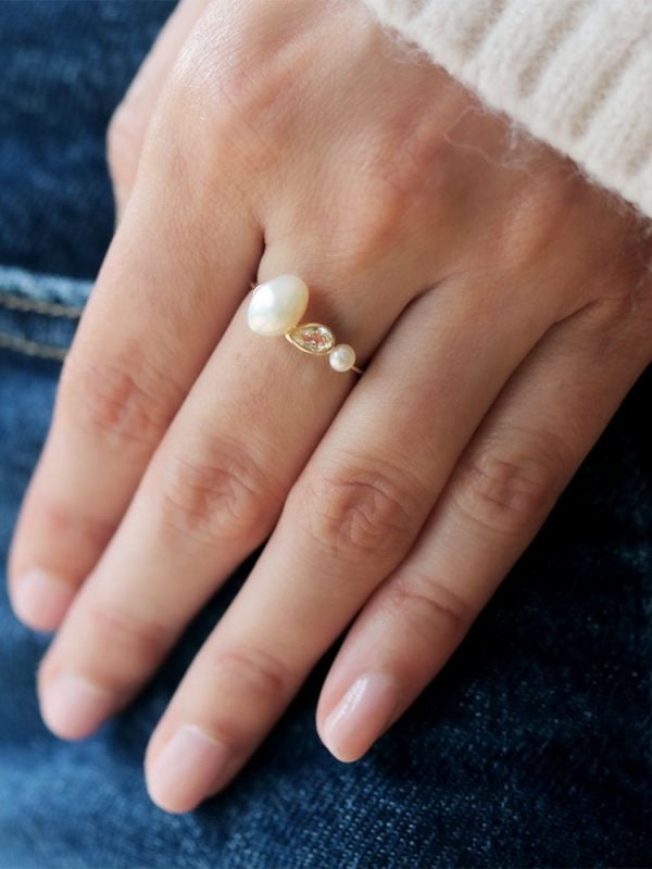 6mm white baroque freshwater pearl 3mm white button freshwater pearl white topaz 9ct yellow gold ring