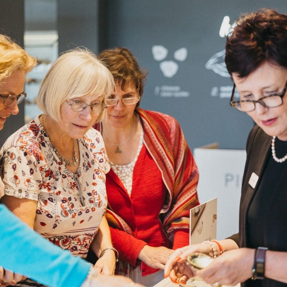 Women experiencing the pearl masterclass