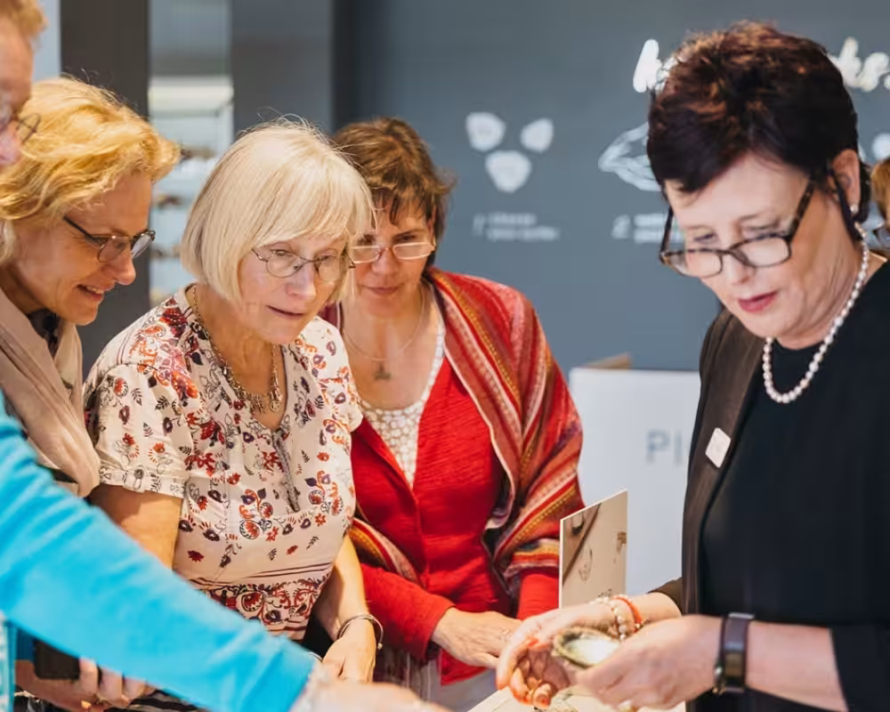 Women experiencing the pearl masterclass